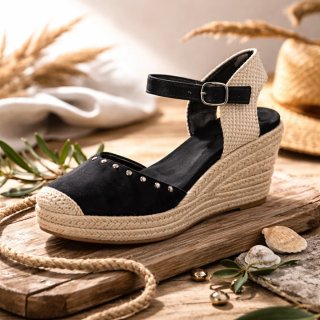SANDALIAS ALPARGATAS NEGRAS CON TACHUELAS. REBAJA