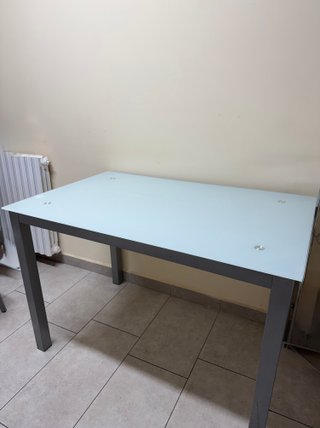 Mesa de cristal y metal gris