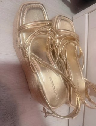 Sandalias doradas Stradivarius talla 36