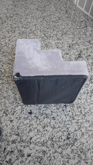 3 peldaños de piedra gris