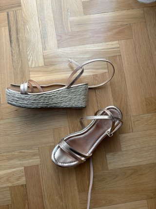 Sandalias cuña doradas y rosas