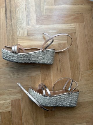 Sandalias cuña doradas y rosas