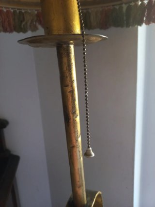 Lámpara de pie de metal dorada