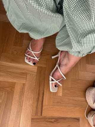 Sandalias blancas de tacón fino