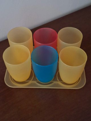 Set 6 bicchieri plastica con vassoio coordinato