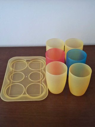 Set 6 bicchieri plastica con vassoio coordinato