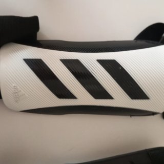 Espinilleras Adidas Tiro Negras y Blancas