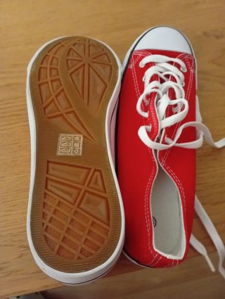 Zapatillas deportivas rojas y blancas