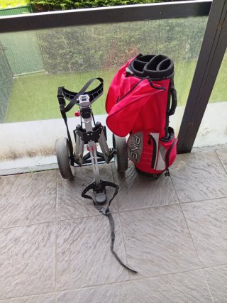 Bolsa de golf Ping pequeña con carro manual.