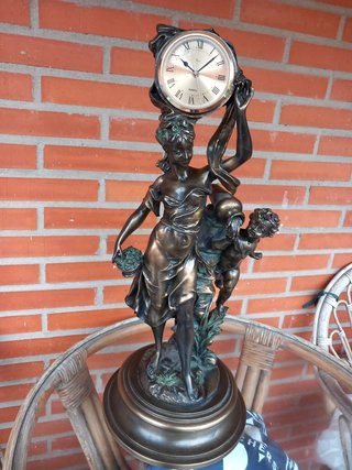 Reloj de sobremesa con figuras de metal