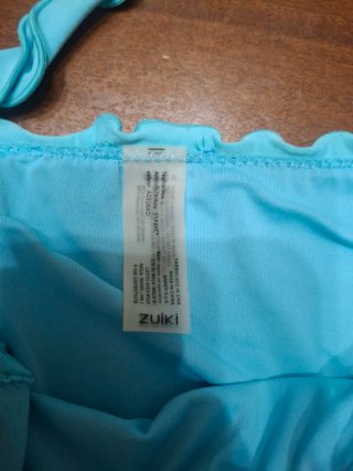 Costume da bagno blu con volant