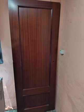 Puerta de madera oscura