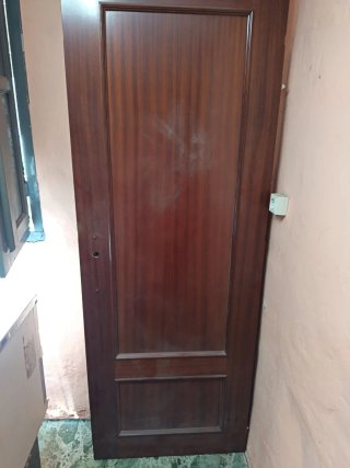 Puerta de madera oscura