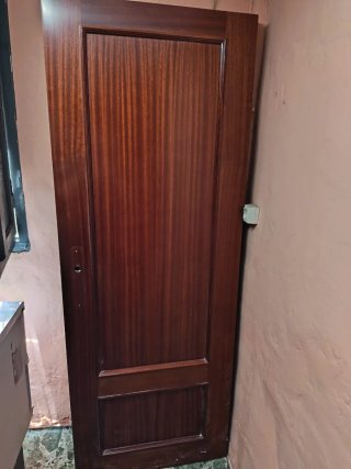 Puerta de madera oscura