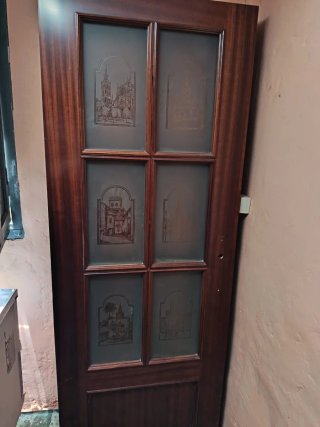 Puerta de madera oscura