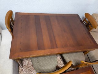 Vitrina cristal, mesa y 4 sillas, aparador, mesita
