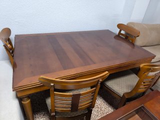 Vitrina cristal, mesa y 4 sillas, aparador, mesita