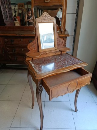 Tocador francés antiguo con espejo y mármol
