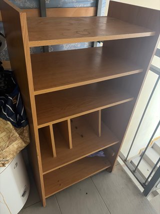 Estantería de madera marrón   Esta  en perfectado