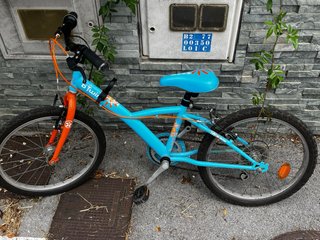 Bicicleta infantil azul y naranja