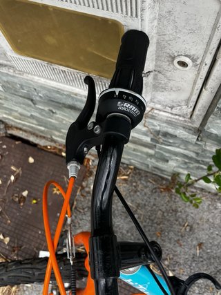 Bicicleta infantil azul y naranja