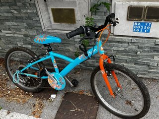 Bicicleta infantil azul y naranja