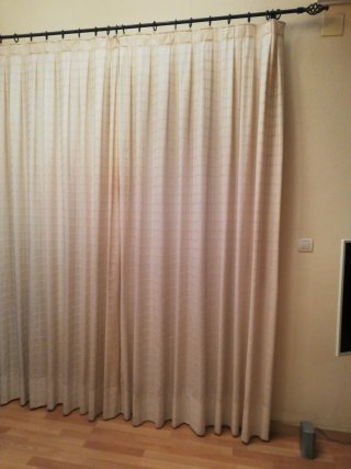 Barra cortina forja con cortinas beige
