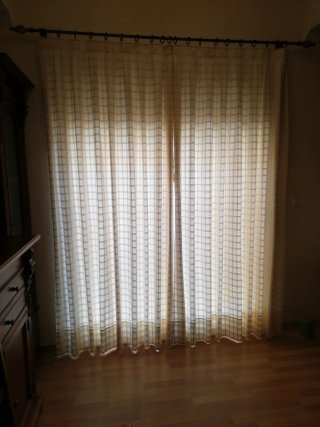 Barra cortina forja con cortinas beige