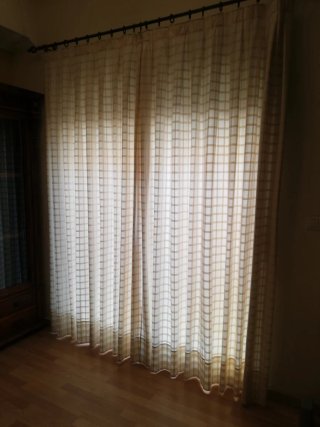 Barra cortina forja con cortinas beige