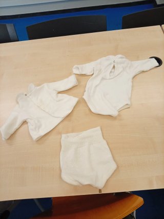 Ropa para muñeco bebé tejida