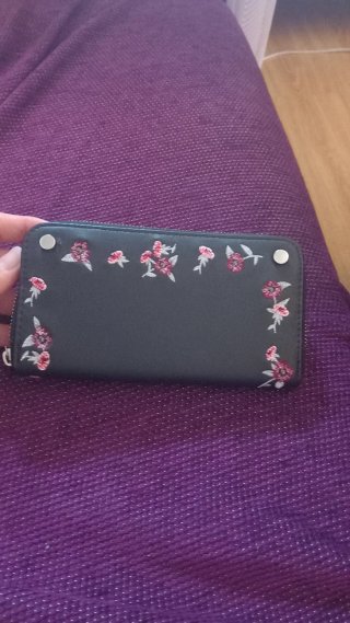 Monedero negro con flores bordadas
