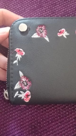 Monedero negro con flores bordadas