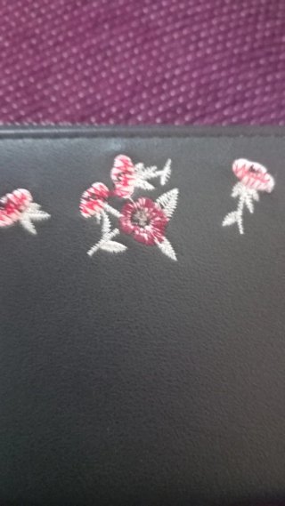 Monedero negro con flores bordadas