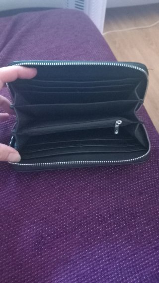 Monedero negro con flores bordadas