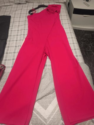 Mono elegante con flor rosa