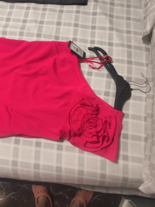 Mono elegante con flor rosa