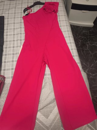 Mono elegante con flor rosa
