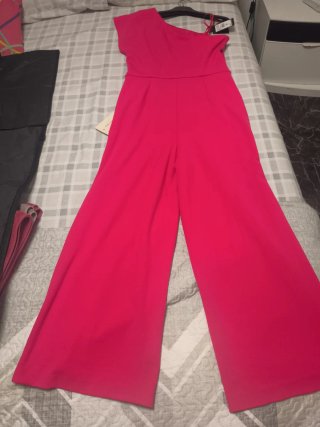 Mono elegante con flor rosa