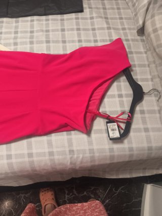 Mono elegante con flor rosa