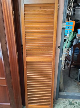 Puertas de madera con rendijas