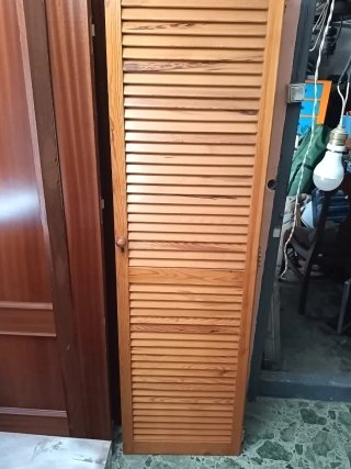 Puertas de madera con rendijas