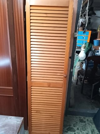 Puertas de madera con rendijas