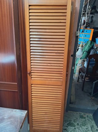 Puertas de madera con rendijas
