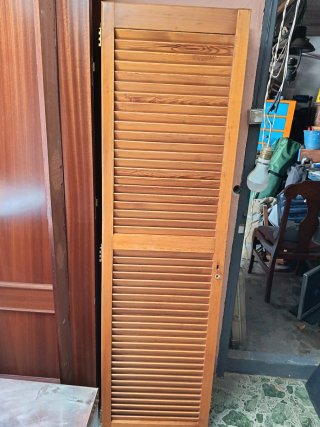 Puertas de madera con rendijas