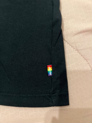 T-shirt Levi's nera con logo arcobaleno