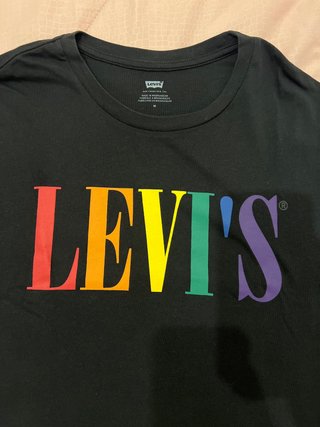 T-shirt Levi's nera con logo arcobaleno