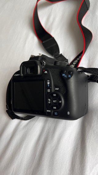 Canon EOS 1200D + objetivo + funda y accesorios