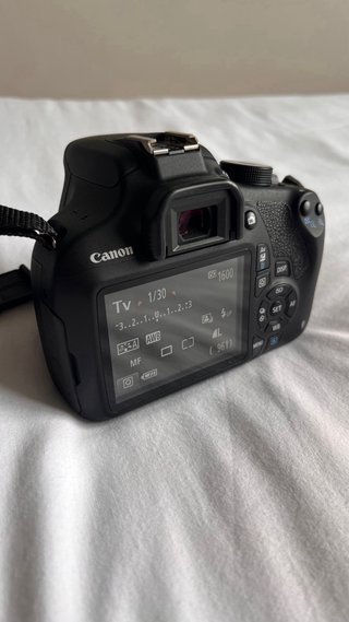 Canon EOS 1200D + objetivo + funda y accesorios