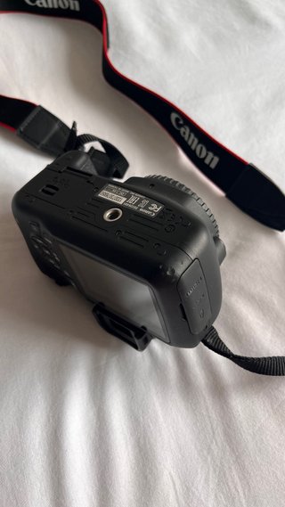 Canon EOS 1200D + objetivo + funda y accesorios