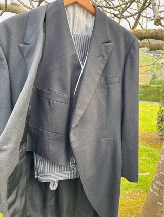 Dos chaqués completos negros y grises